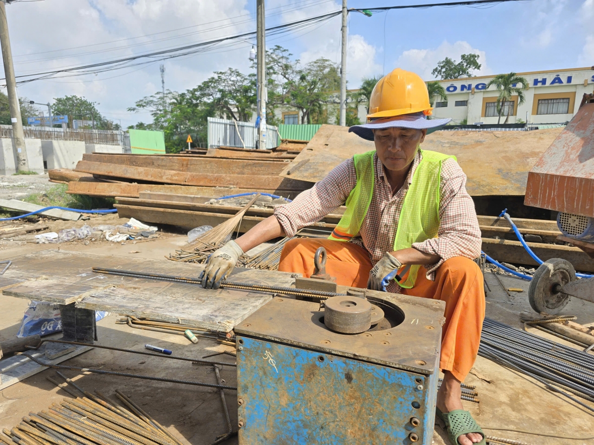 Công nhân đang làm việc trên công trình