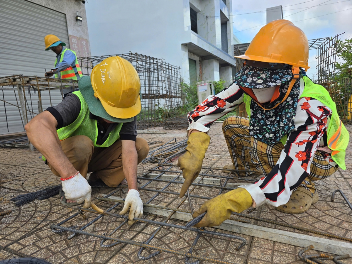 Công nhân làm việc cả ngày nghỉ đề bù lại tiến độ