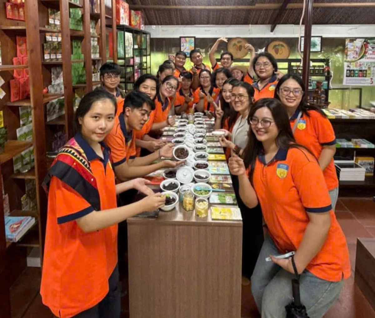 Khách du lịch tham quan, trải nghiệm, thưởng thức các sản phẩm sô cô la của công ty TNHH Ca cao Xuân Ron Chợ Gạo