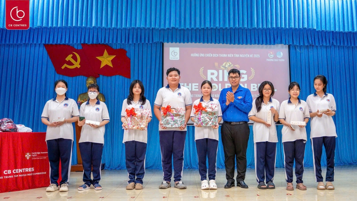 Anh Nguyễn Ngọc Hiếu tặng quà cho học sinh có thành tích trong học tập