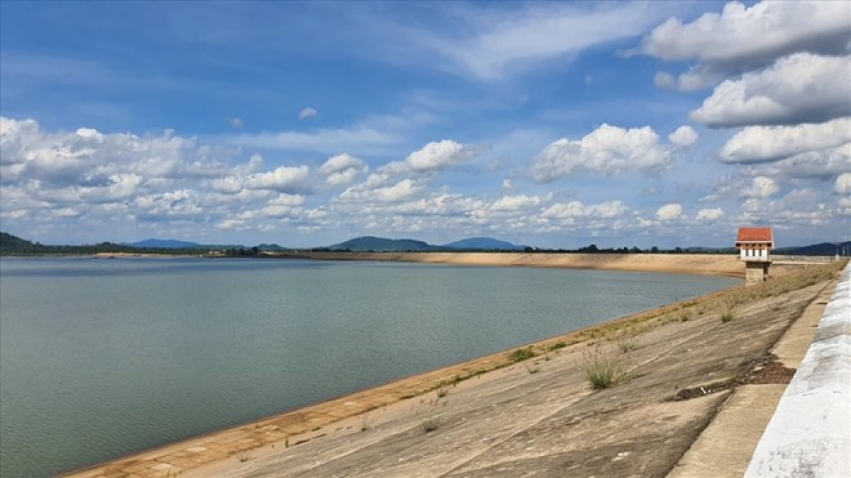 N’glău dak bât Ia Mơr, lah ndơ dak bât têh ngăn Tây Nguyên, geh dĭng lĕ prăk ntuh kơl rlău 3.00 rmen prăk, tŏ an 14.00 ha ta 2 n’gor Gia Lai n’hanh Đắk Lắk
 