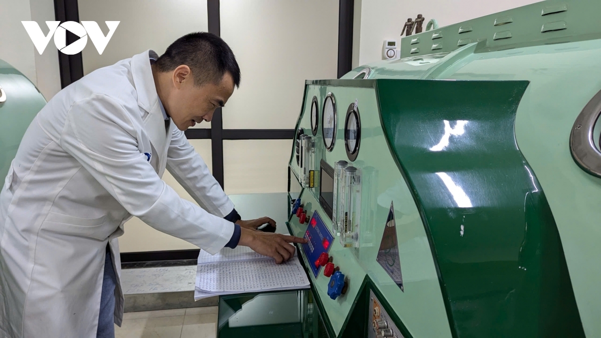 Theo bác sĩ Nguyễn Huy Hoàng, thành viên Hội Y học dưới nước và Oxy cao áp Việt Nam hệ thống y tế Việt Nam, sẽ chuyển sang mô hình quản lý sức khỏe chủ động, trong đó mỗi người dân có hồ sơ sức khỏe điện tử và được theo dõi nguy cơ bệnh tật từ sớm