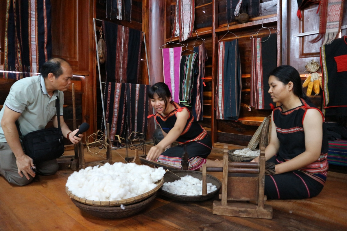 Nac lòt nhơl sền niam chài cau Jarai dê