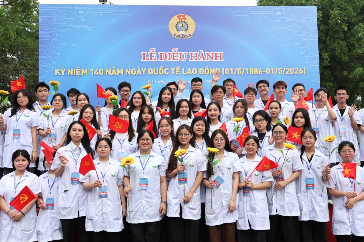 Đoàn viên Công đoàn Y tế Việt Nam tham gia diễu hành tại Công viên Thống Nhất, thể hiện tinh thần trách nhiệm, tận tâm vì sức khỏe nhân dân. Ảnh: Hải Nguyễn. Báo Lao động