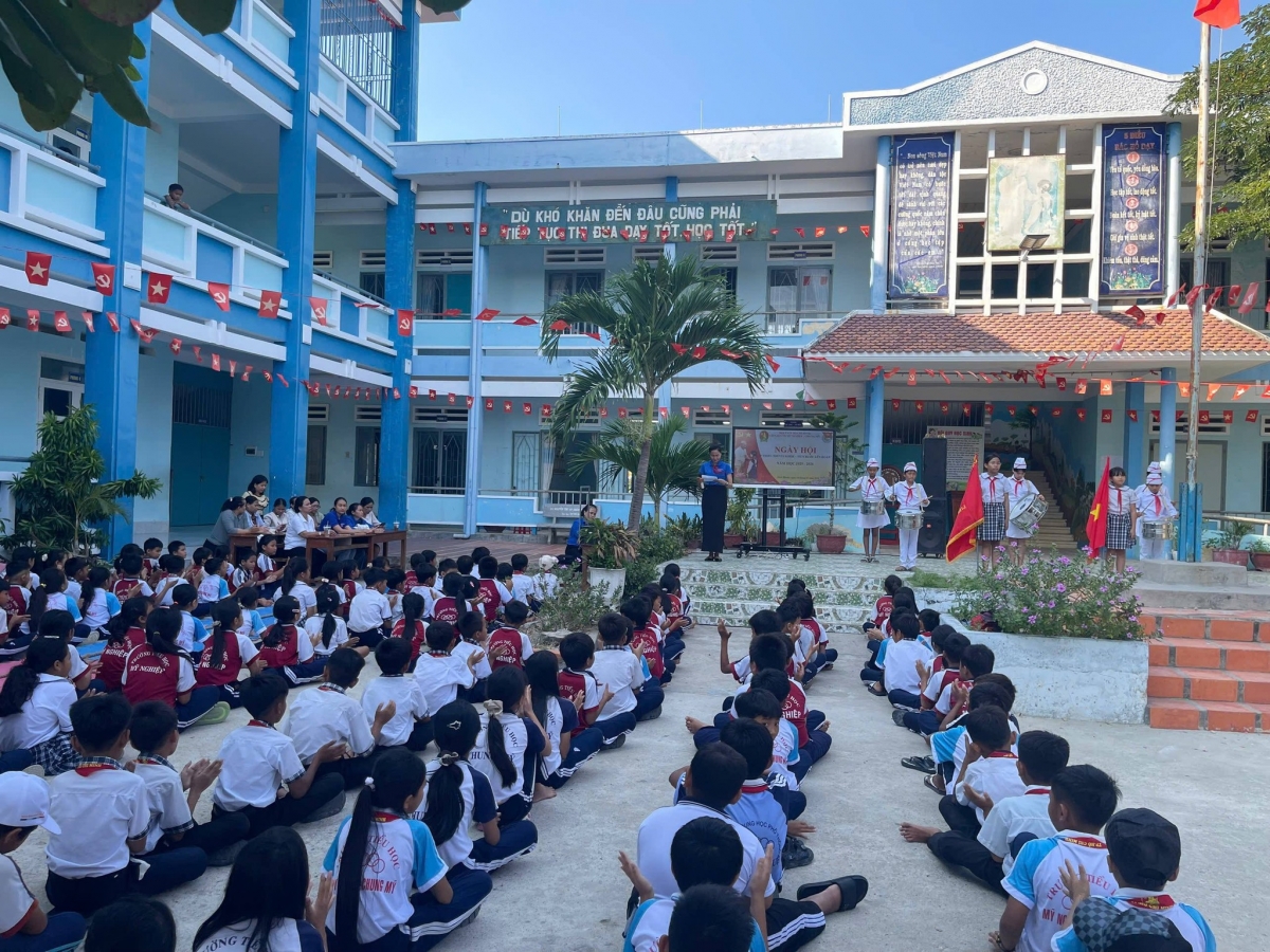 Càr Khánh Hoà rơ̆p lơh broă dong kờl ndrờm bal đah ală tiah in
