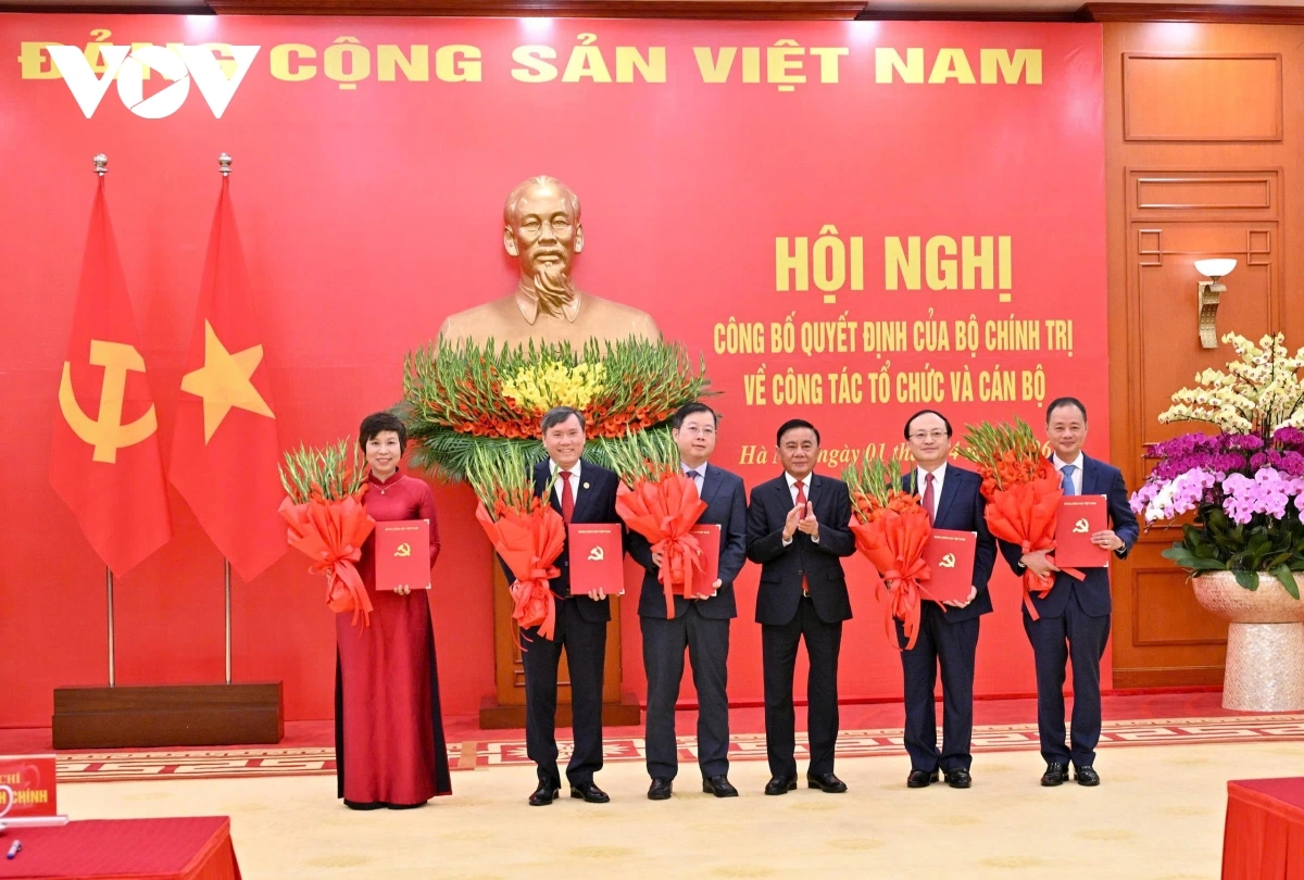 
 Duh broă sùm Mpồl duh broă Đảng ồng Trần Cẩm Tú jàu Jơnau lơh nền mờ pà bơkào ai đơng lam bồ 5 anih lơh broă in