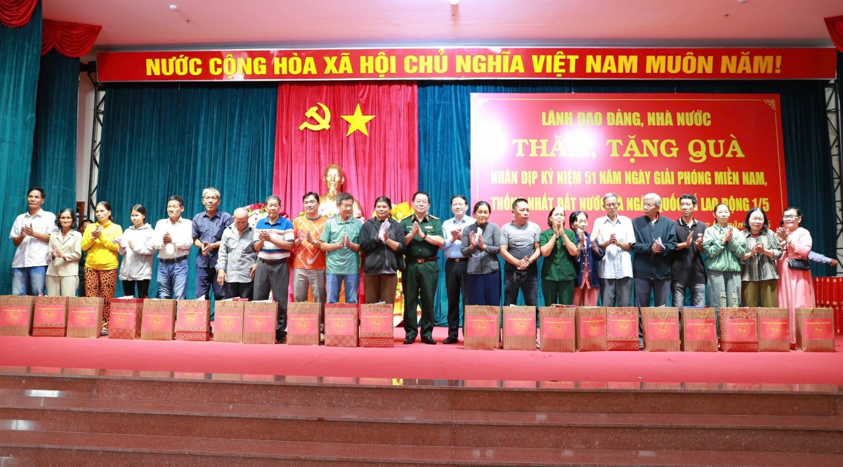 - Đại tướng Nguyễn Trọng Nghĩa mđup brei mnơ̆ng kơ gŏ sang knŭk kna dlăng ba Gia Lai.