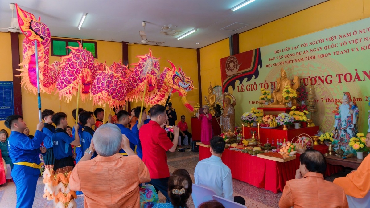 Aơ lah năm tal 8 na nao kônh wa nuĭh Việt ta Thái Lan ƀư lễ Giỗ Tổ
 