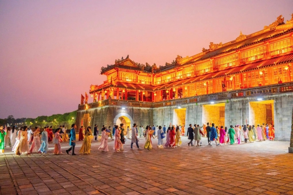 Du khách vào tham quan Đại nội Huế về đêm. Ảnh: Võ Thạnh