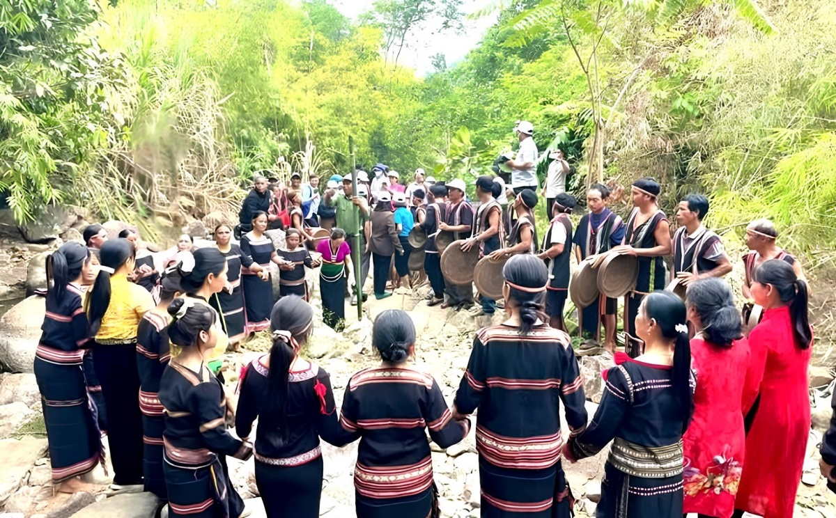 Bri Ia Cor huêng khlay mpôn mât cán bộ cách mạng n’hanh nsĭt tay rnoh khlay têh kuâng an ƀon lan ăp rnoi mpôl đê̆ xã Gào, n’gor Gia Lai