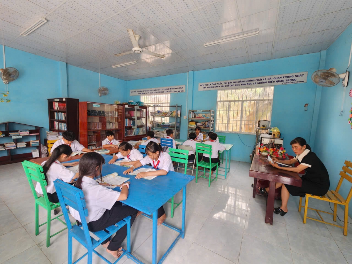 Thư viện tại Trường THCS Vĩnh Thuận Tây, xã Vĩnh Thuận Đông, thành phố Cần Thơ luôn thu hút đông đảo các em học sinh.