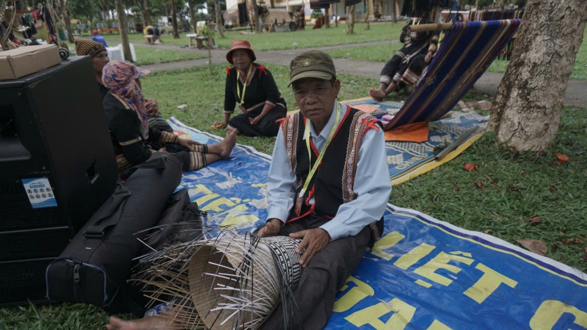 Nghệ nhân Y Quân Mjâo đah nău kan tanh sah dông ăp nar
 