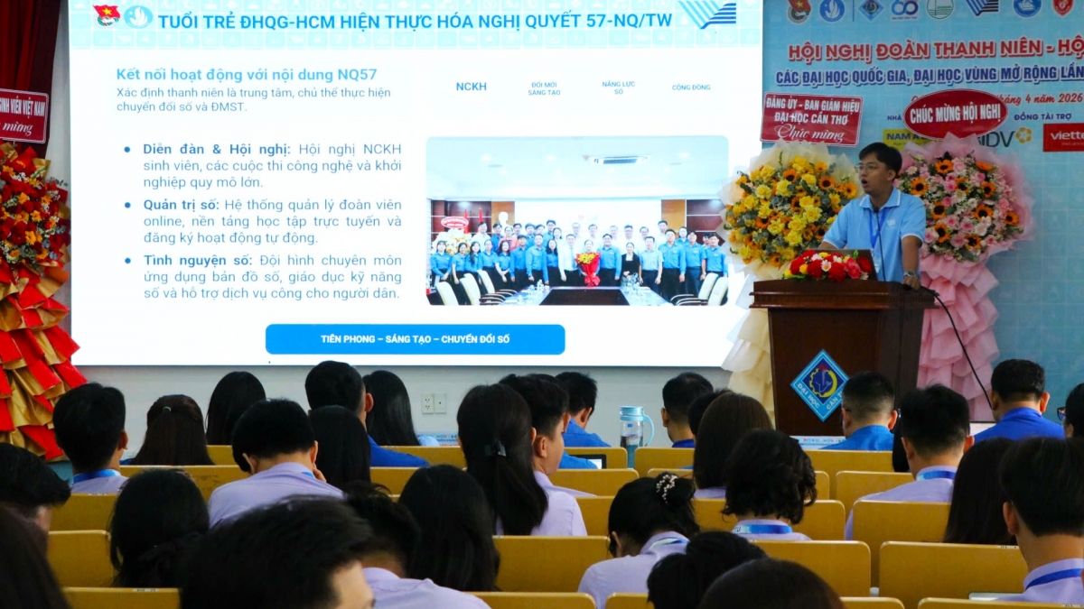 Các đại biểu trình bày tham luận tại Hội nghị