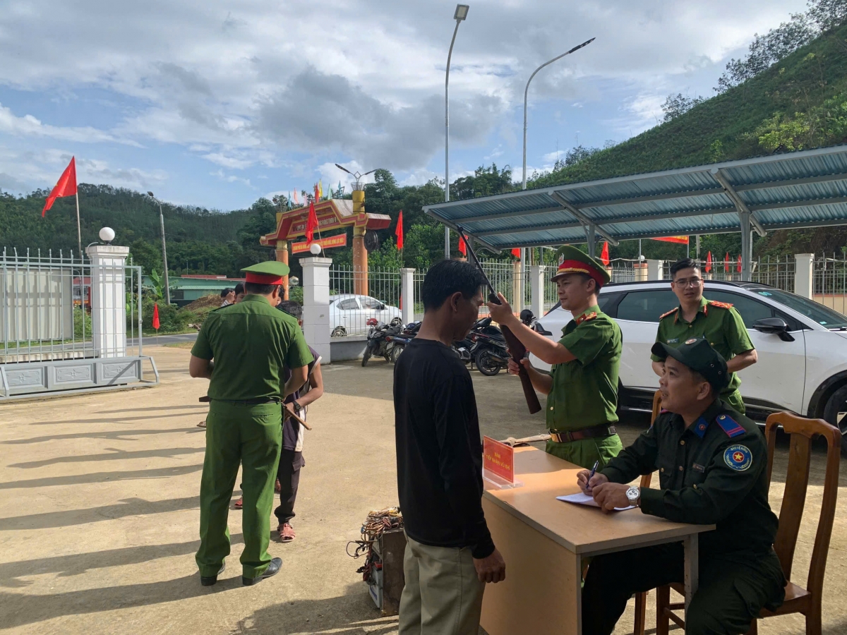 Công an xã Avương thu hồi vũ khí trong dân 