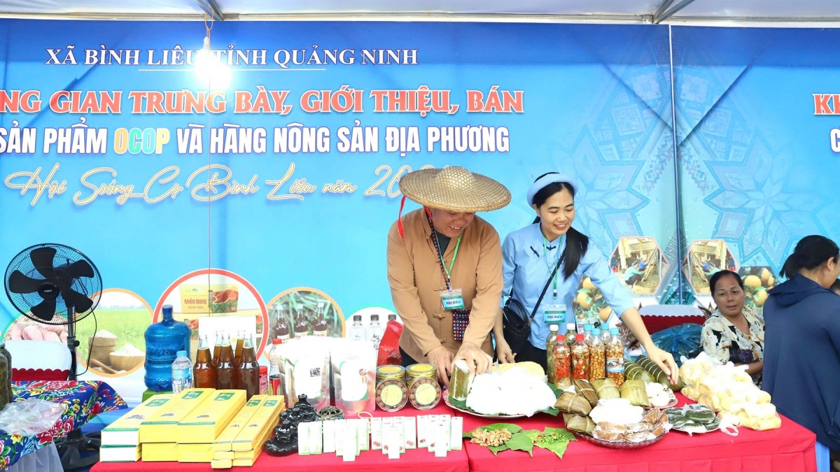 Các gian hàng quảng bá du lịch và thương mại với không gian chợ vùng cao và ẩm thực giúp cho du khách cảm nhận trọn vẹn hương vị và bản sắc Bình Liêu. 