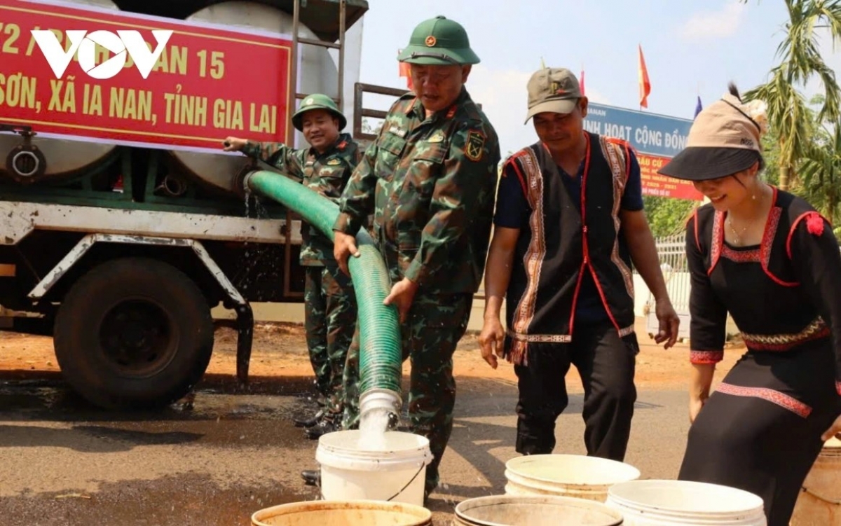 Giữa cao điểm mùa khô, nước sạch từ Đoàn Kinh tế Quốc phòng là món quà quý báu và thiết thực với nhân dân xã Ia Nan.