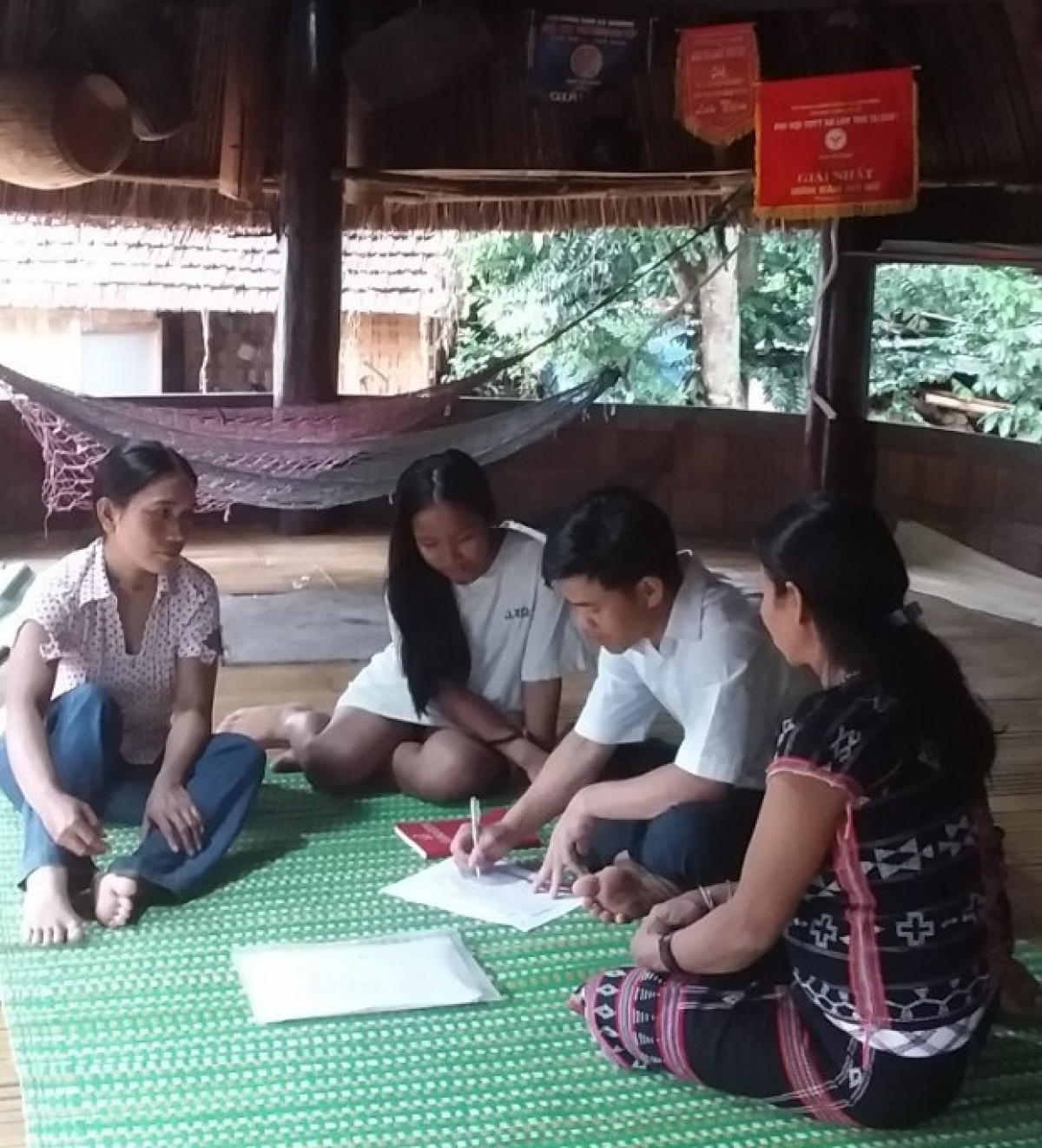 Các Tổ Tiết kiệm và vay vốn thường xuyên tìm hiểu nhu cầu vốn vay của bà con 
 