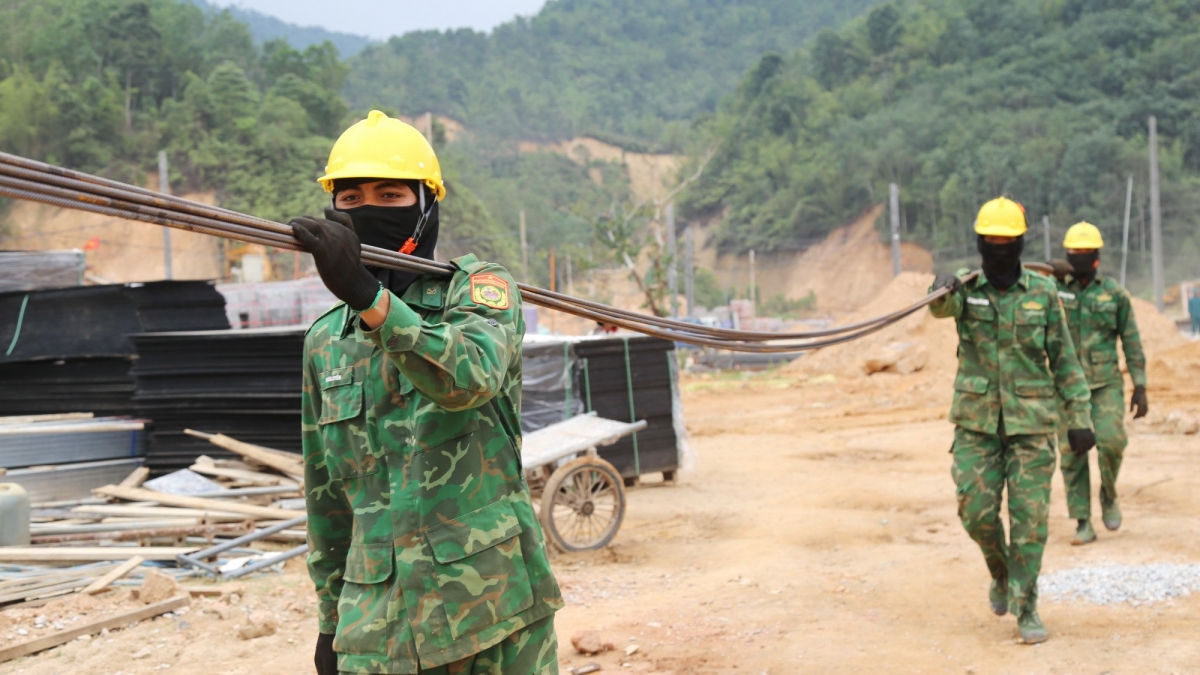 Bộ đội Biên phòng tham gia hỗ trợ đơn vị thi công