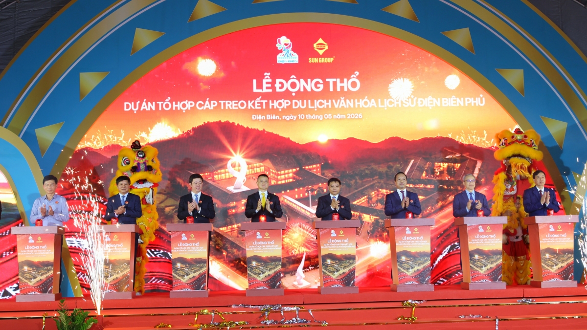 Các đại biểu tiến hành nghi thức động thổ Dự án tổ hợp cáp treo kết hợp du lịch văn hóa lịch sử Điện Biên Phủ. Ảnh: Vũ Lợi