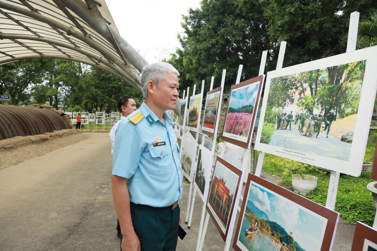 Các triển lãm ảnh ngoài trời thu hút đông đảo người dân và du khách dừng chân tìm hiểu về chiến dịch Điện Biên Phủ và hành trình đấu tranh giành độc lập của dân tộc.