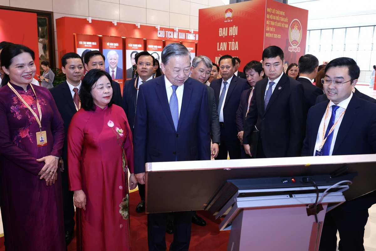 Chủ tịch nước Tô Lâm tham quan và trải nghiệm không gian triển lãm số tại Đại hội đại biểu toàn quốc MTTQ Việt Nam lần thứ XI. Ảnh: BTC