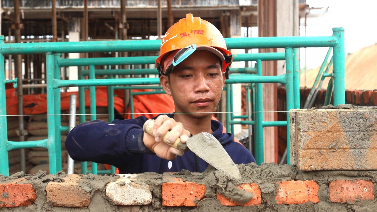 Công nhân xây tường các khối nhà tại công trình Trường phổ thông nội trú liên cấp tiểu học – trung học cơ sở xã Mô Rai, tỉnh Quảng Ngãi. (Ảnh Thanh Thắng)