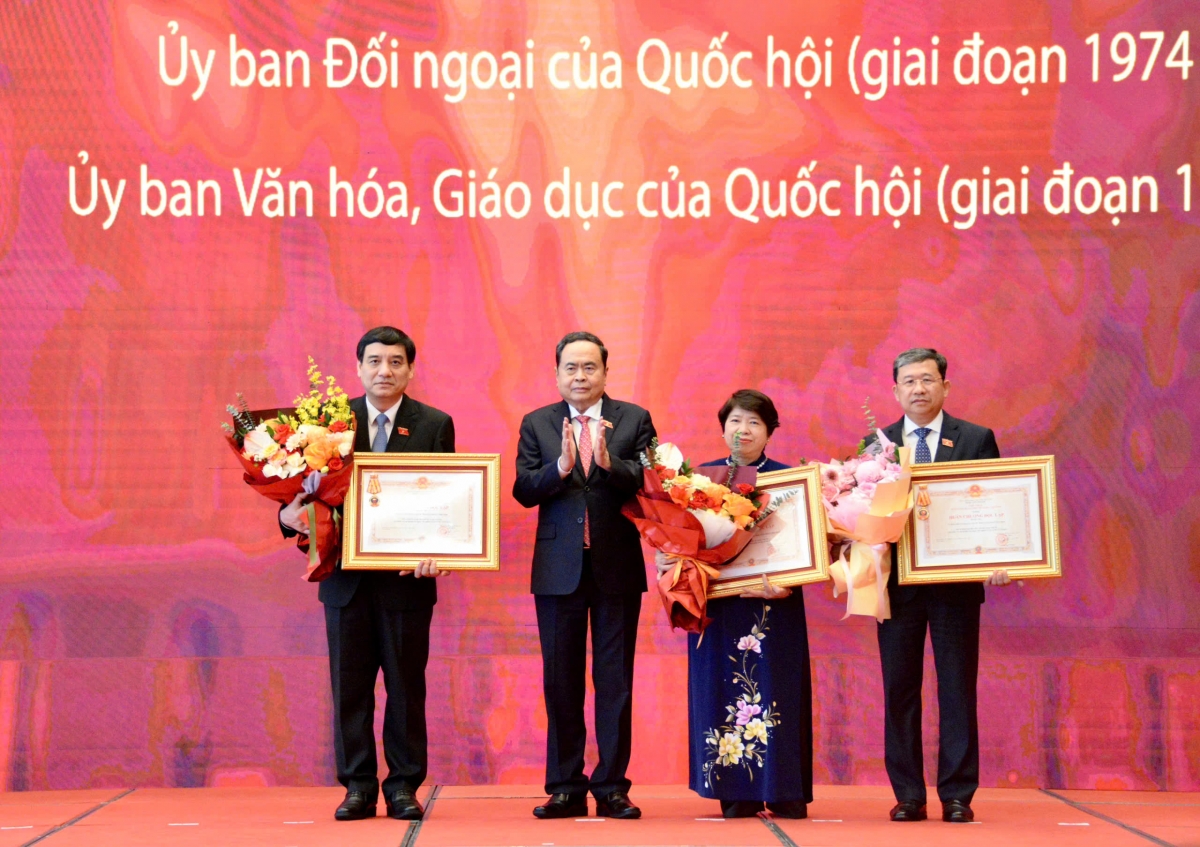- Kruanh Quốc hội Trần Thanh Mẫn pă Huân chương độc lập hạng nhì an ăp ntŭk kan.