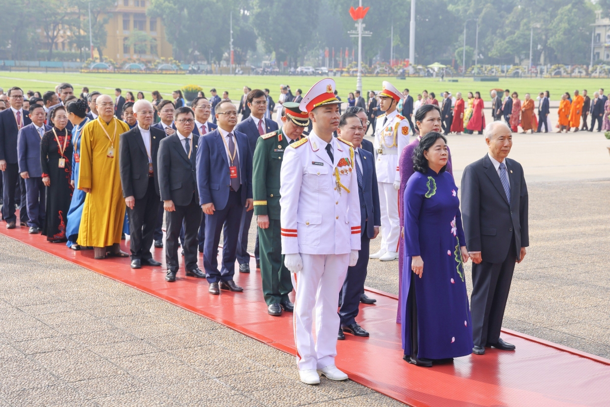 Đoàn Đại biểu dự Đại hội MTTQ Việt Nam lần thứ XI vào lăng viếng Chủ tịch Hồ Chí Minh sáng 11/5. Ảnh: Ban Tổ chức cung cấp