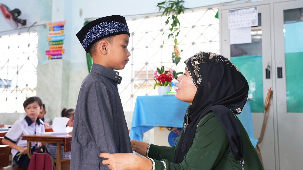 Em Abu Bakar, người dân tộc Chăm đang được cô giáo ân cần giải thích trong một buổi học tiếng Việt (Ảnh: Nguyễn Quang)