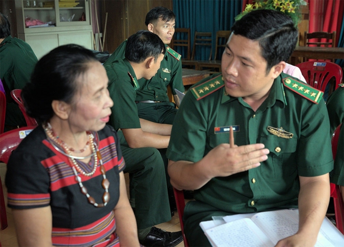 Một buổi đi thực tế của lớp học tiếng dân tộc của BĐBP tỉnh Thừa Thiên Huế (Ảnh: Báo QĐND)
