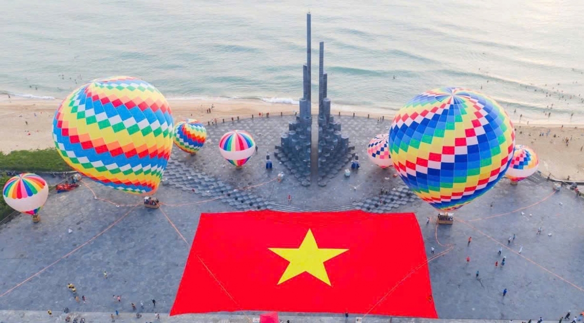 Ntô̆ khing khí cầu ta Tháp Nghinh Phong, phường Tuy Hòa, n’gor Dak Lak, rơh 30/4 n’hanh 1/5