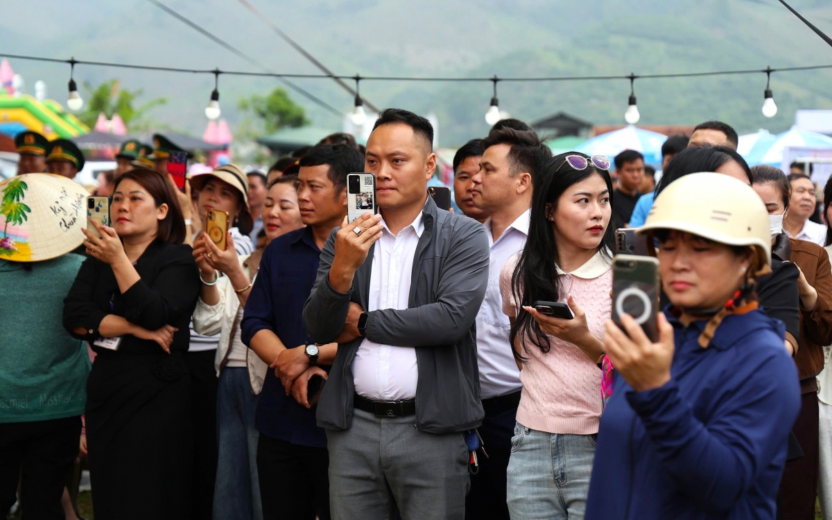 Ngày hội đã thu hút đông đảo người dân, du khách đến tham gia, cổ vũ, trải nghiệm hái mận
