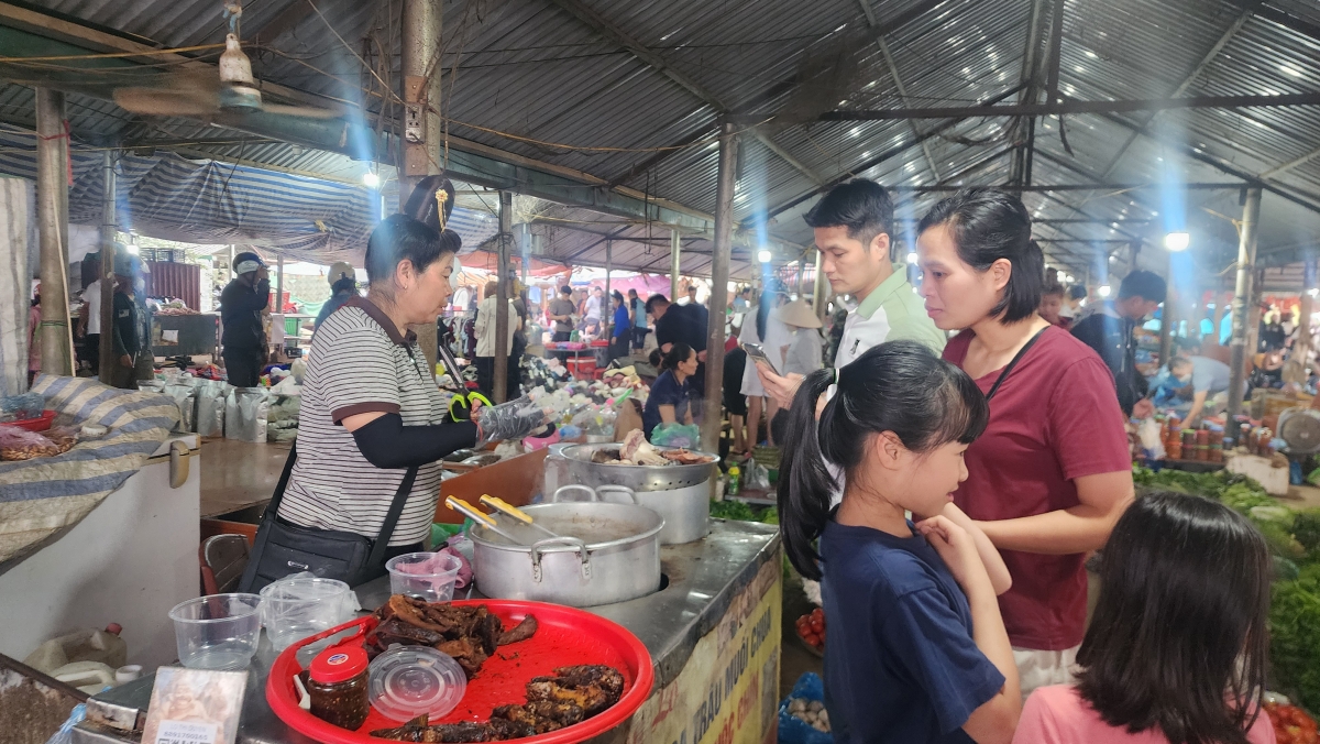 Người vào chợ Nà Si mua, bán tấp nập, với nhiều mặt hàng độc đáo tạo nên bản sắc riêng của chợ Nà Si