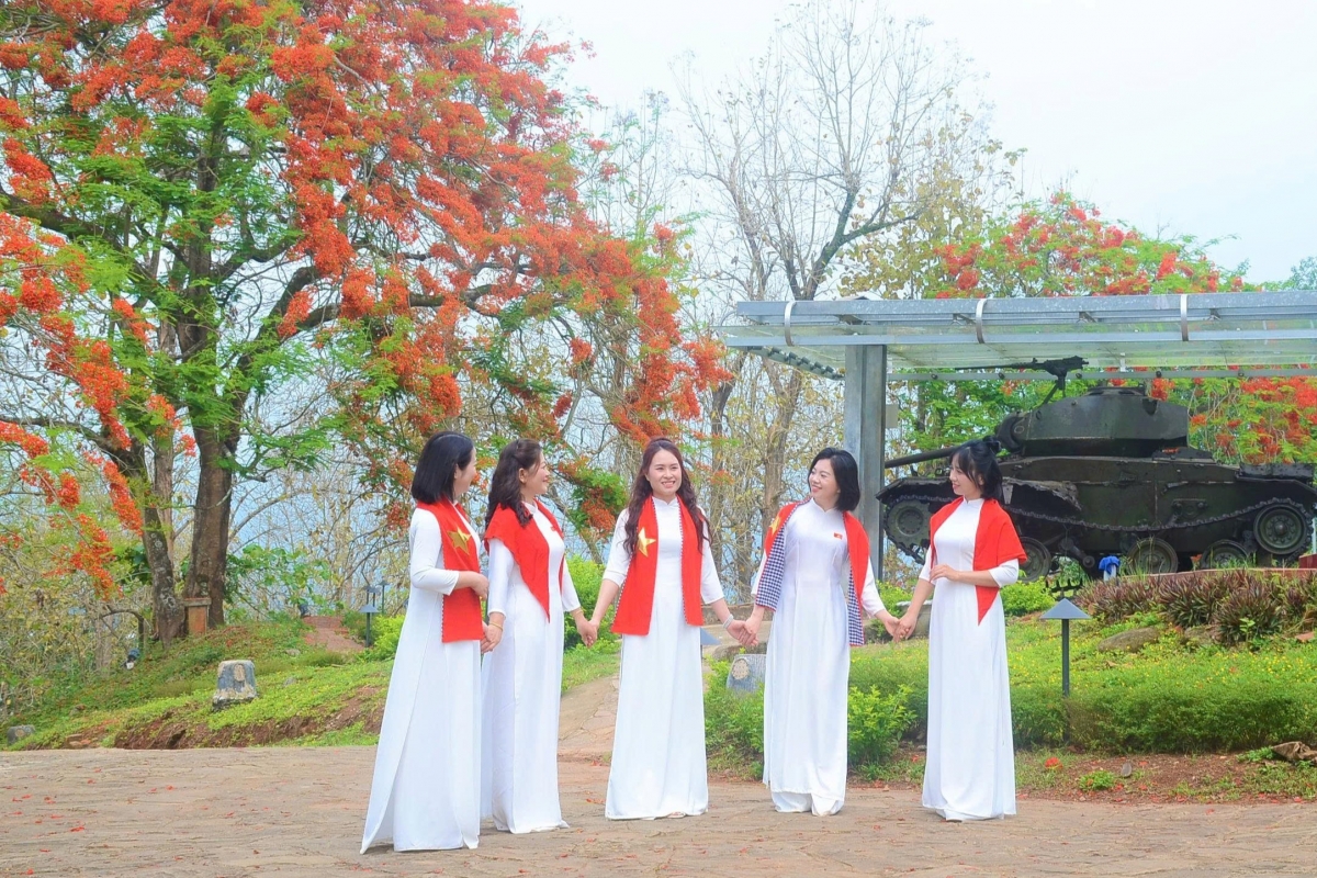 ...nhắc nhớ về giá trị của hòa bình, của độc lập hôm nay được đánh đổi bằng máu xương và tuổi xuân của biết bao thế hệ cha anh; thế hệ trẻ hôm nay bằng những hành động thiết thực, tiếp nối truyền thống để tinh thần Điện Biên Phủ sống mãi, trở thành động lực xây dựng và bảo vệ Tổ quốc trong thời đại mới./.
