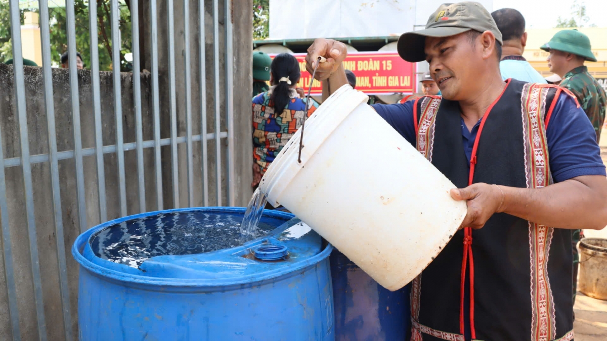 Nhờ bộ đội, bà con Jarai ở biên giới sẽ không phải mua nước sinh hoạt nữa.