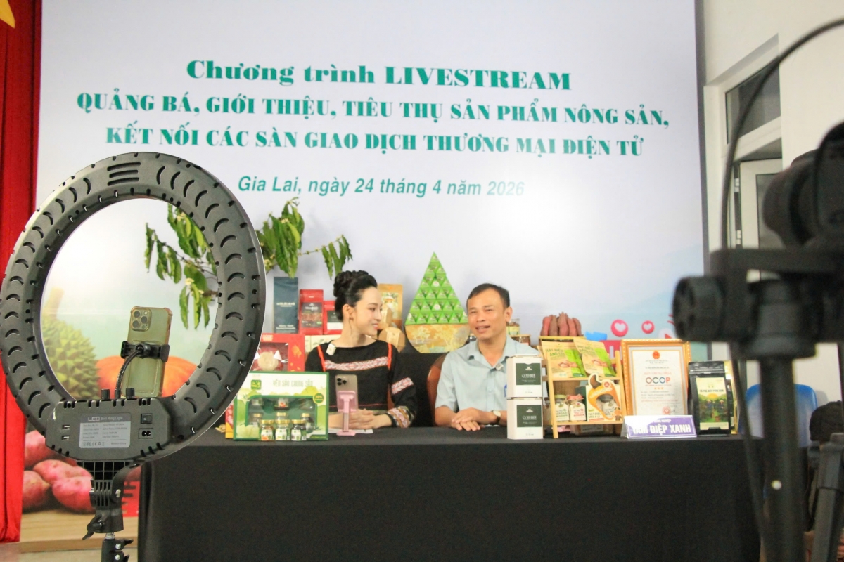 Ông Nguyễn Đình Kha- Phó Giám đốc Sở Công thương Gia Lai tham gia Livestream trong phiên Mega live tiêu thụ nông sản địa phương. Ảnh Nguyễn Thảo