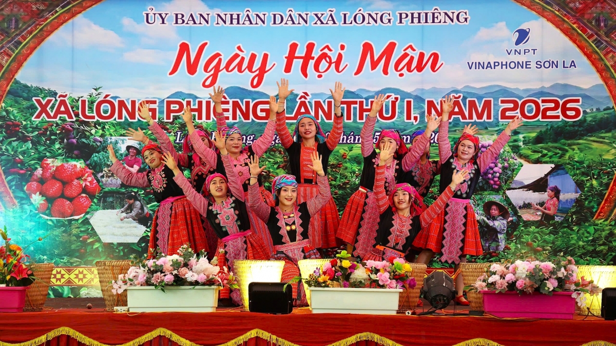 Yên Thi là bản có diện tích trồng mận lớn nhất xã Lóng Phiêng. Trong ảnh là các chủ vườn tham gia cuộc thi hái mận đang tạo dáng chụp hình lưu niệm tại sự kiện.