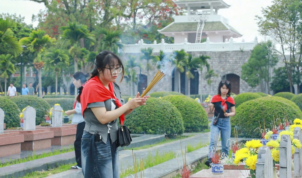 Tại các nghĩa trang liệt sĩ A1, Him Lam, Độc Lập, Tông Khao…, không khí trang nghiêm bao trùm khắp các khu tưởng niệm. 