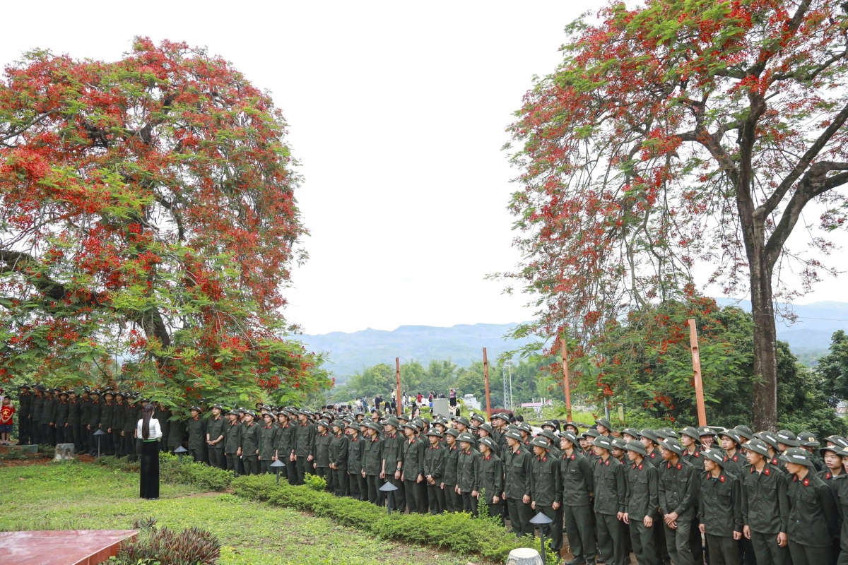 Tháng 5, dòng người từ khắp muôn phương lại tìm về các điểm di tích để ôn lại truyền thống hào hùng của dân tộc.