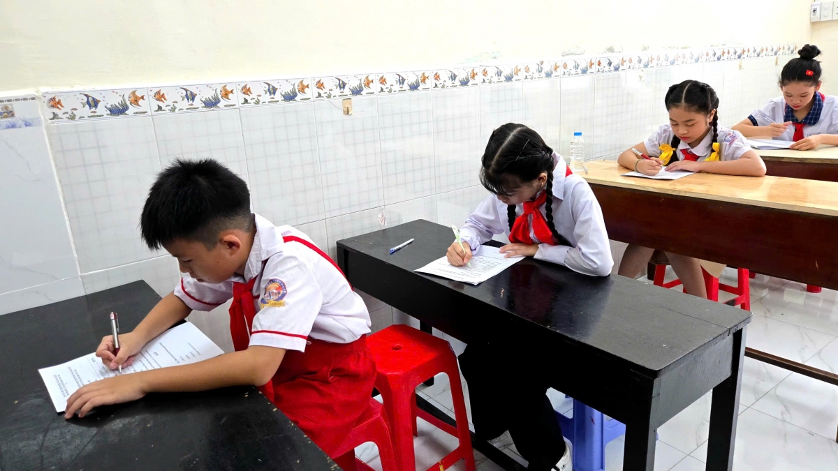 Các em tham gia phần thi "Phụ trách sao thông thái" - trả lời 20 câu hỏi trắc nghiệm về lịch sử quê hương, đất nước, Bác Hồ, truyền thống Đội và nghiệp vụ công tác nhi đồng