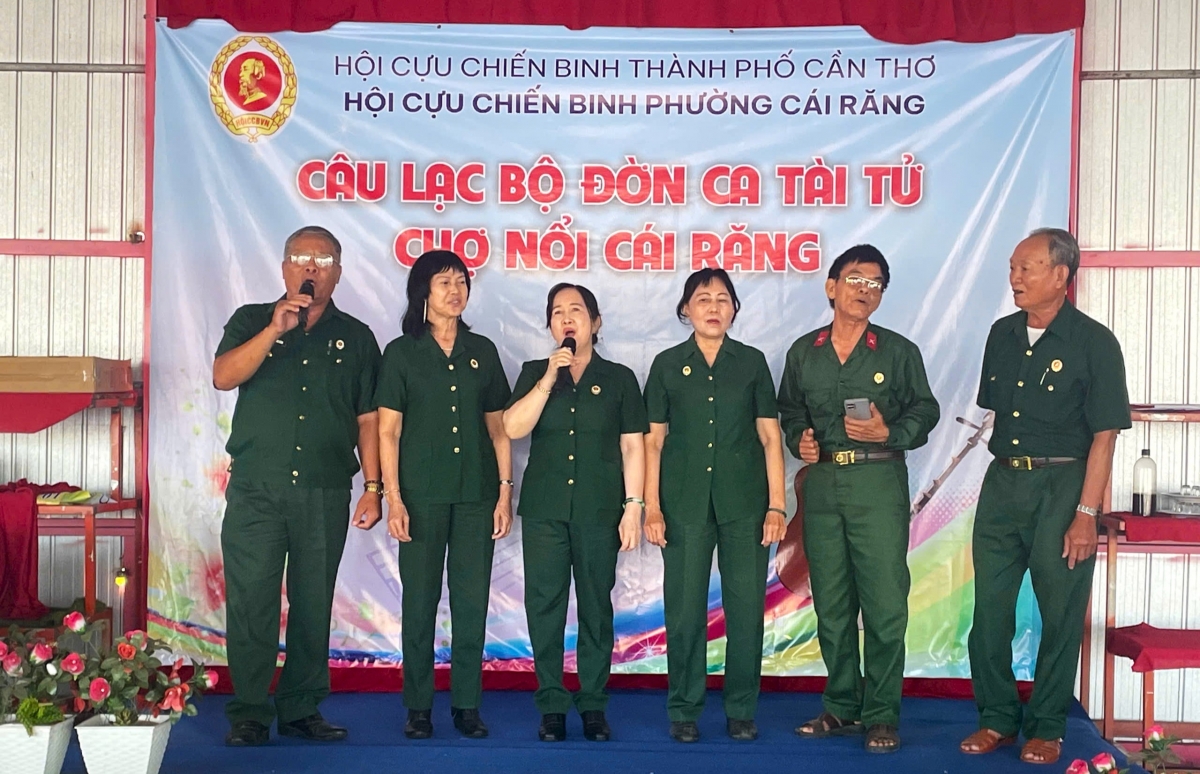 CLB Đờn ca tài tử cựu chiến binh phường Cái Răng sinh hoạt chủ nhật cách tuần trên chợ