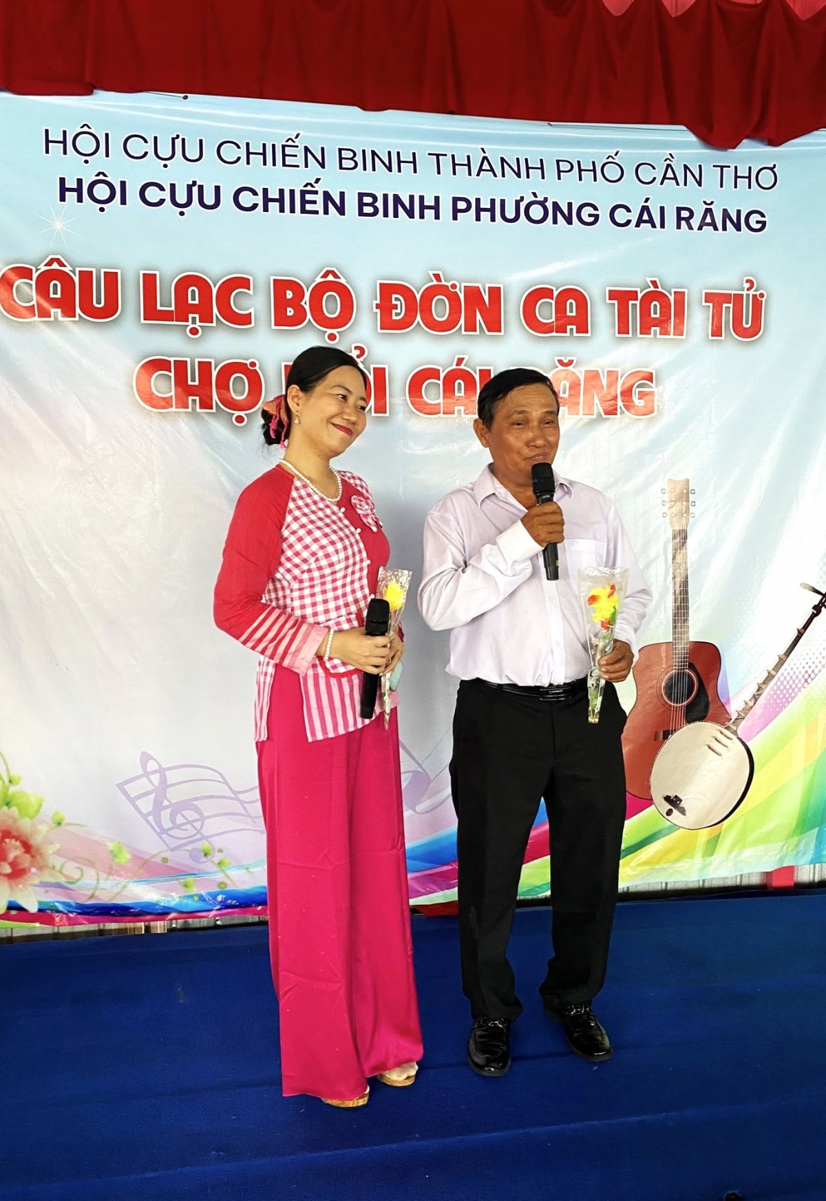 Du khách và người dân giao lưu cùng CLB Đờn ca tài tử cựu chiến binh phường Cái Răng