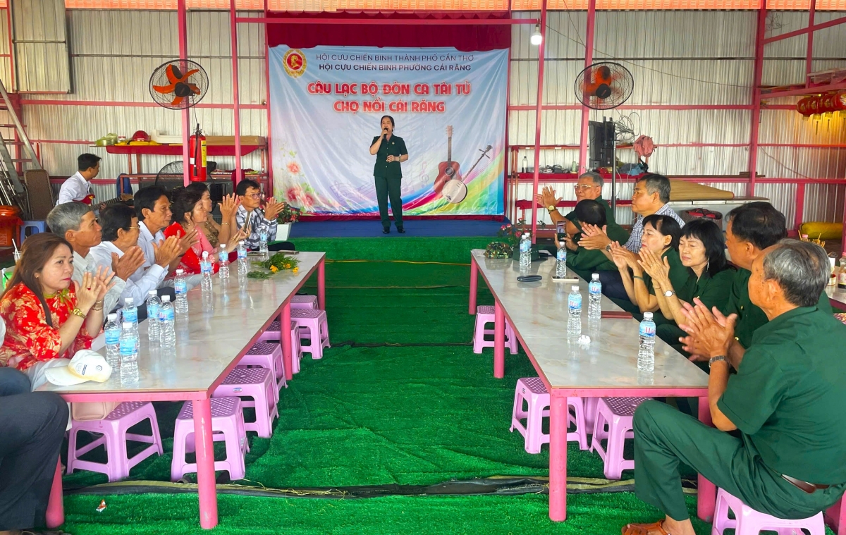 Giữa không gian chợ nổi Cái Răng, những thanh âm đờn ca hoà quyện cùng nhịp chèo sông nước vẫn tạo nên sức hút riêng, hấp dẫn đối với du khách