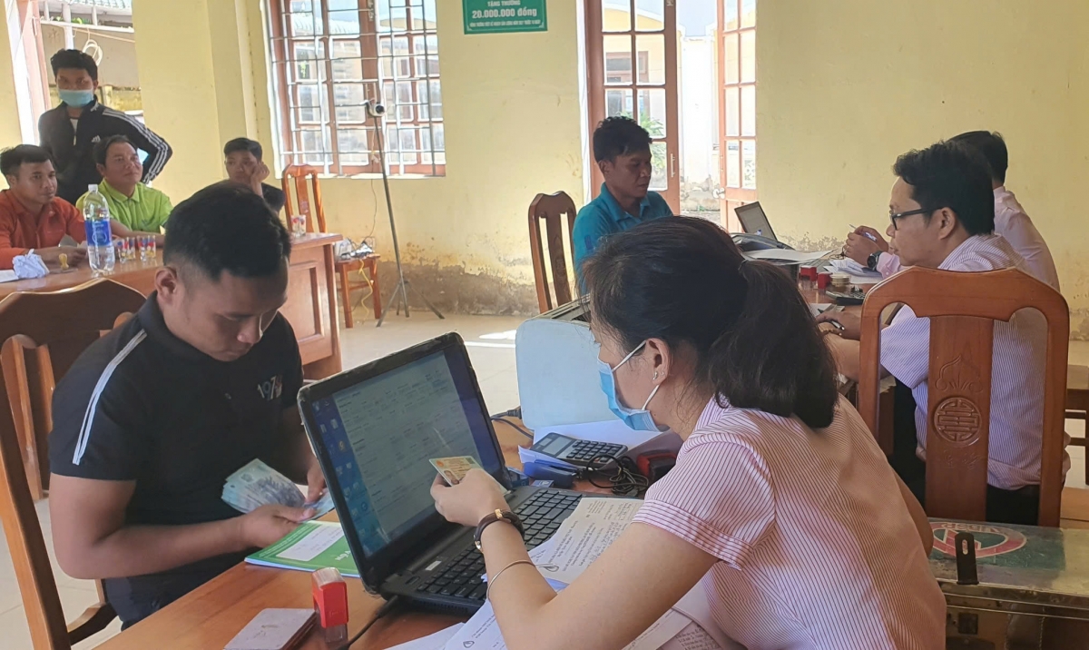 Phòng Giao dịch Ngân hàng CSXH Tây Giang xuống cơ sở giải ngân vốn cho người dân
 